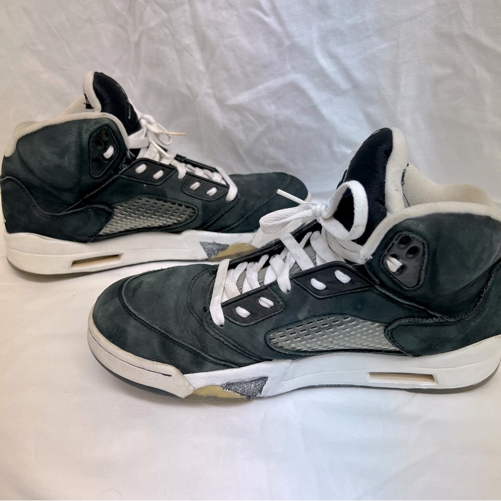 Nike Air Jordan 5 Retro Oreo tennis shoes. - Picture 7 of 11